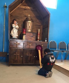 Andres praying in front of tabernacle