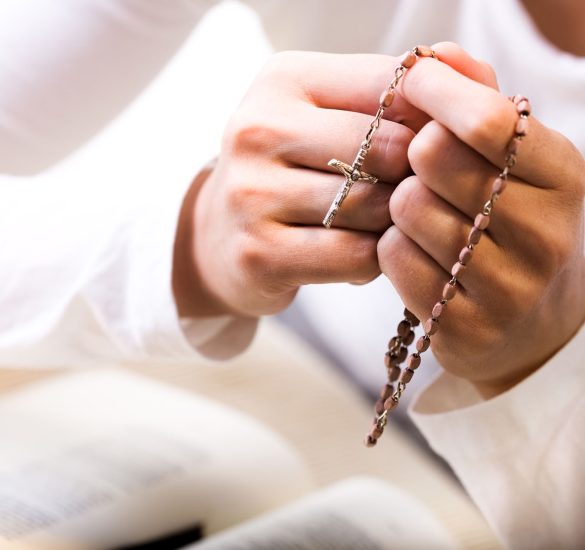 woman praying rosary